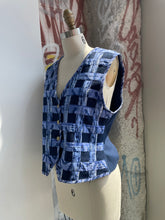 Load image into Gallery viewer, 90s Quilted Button Up Vest
