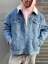 Load image into Gallery viewer, Levi's Sherpa Lined Dark Washed
