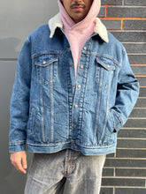 Load image into Gallery viewer, Levi's Sherpa Lined Dark Washed
