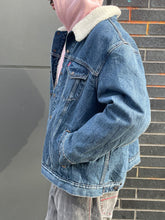 Load image into Gallery viewer, Levi's Sherpa Lined Dark Washed
