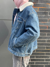 Load image into Gallery viewer, Levi's Sherpa Lined Dark Washed
