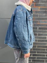Load image into Gallery viewer, Levi's Sherpa Lined Dark Washed
