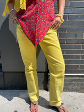 Load image into Gallery viewer, Levi's Yellow Contrast Stitch Jeans
